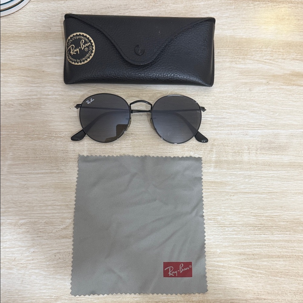 Ray-Ban Round Metal Sunglasses in Black with Dark Gray Lenses